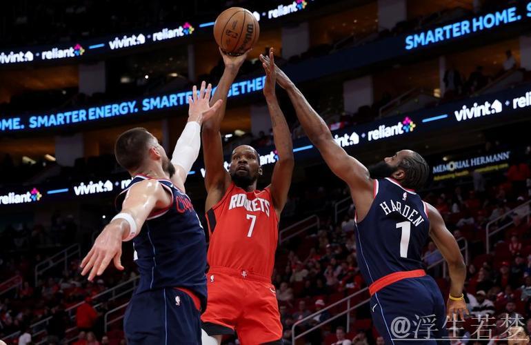 火箭险胜快船：申京22+15，哈登22+7，杜兰特贡献16分