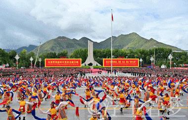 习近平率中央代表团抵达拉萨出席西藏自治区成立60周年庆祝活动 习近平率中央代表团抵达拉萨出席西藏自治区成立60周年庆祝活动